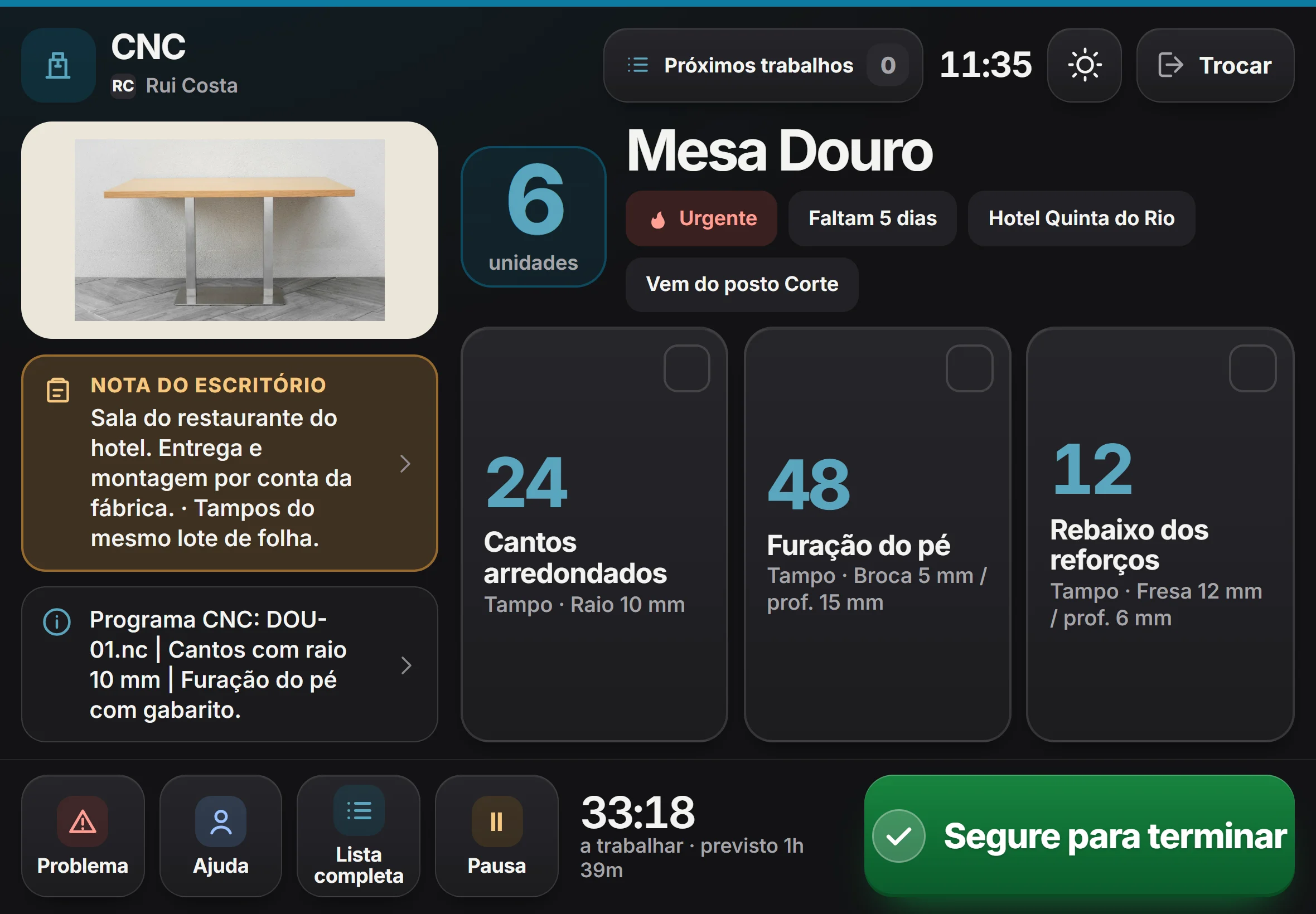 Tablet do posto CNC: 6 Mesas Douro, imagem do modelo, nota do escritório, peças para marcar e o botão Segure para terminar.